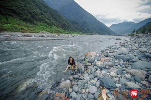 梦见自己掉进水里没人救