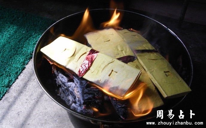 七月在古代称为鬼月，是拜祭祖先，超渡亡魂的日子-第1张图片